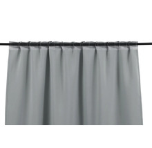 Grå gardin med veckbandsupphängning på en gardinstång