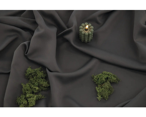 Dekorativt klotljus och mossa på tyg