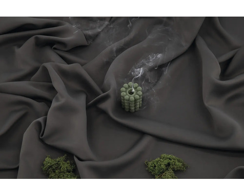 Mörkläggningsgardin VENTURE HOME Evelyn grå 240x135cm 2-pack Dekorativt stubbljus med olivgrön yta och rökutveckling på grått tyg