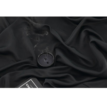 Ljus med rök på mörkt tyg