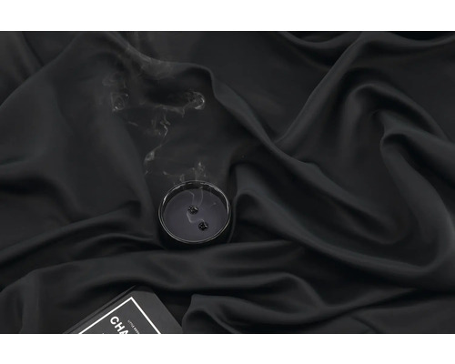 Ljus med rök på mörkt tyg