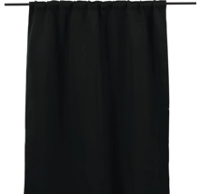 Svart gardin på gardinstång