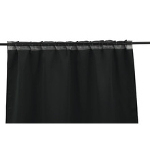 Svart gardin med rynkbandsupphängning på en gardinstång