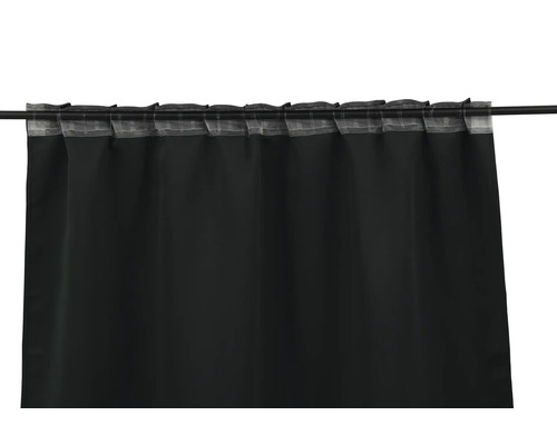 Svart gardin med rynkbandsupphängning på en gardinstång