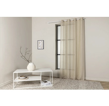 Ljust rum med gardin vid fönstret, bord och dekorationer