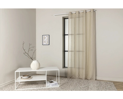 Ljust rum med gardin vid fönstret, bord och dekorationer