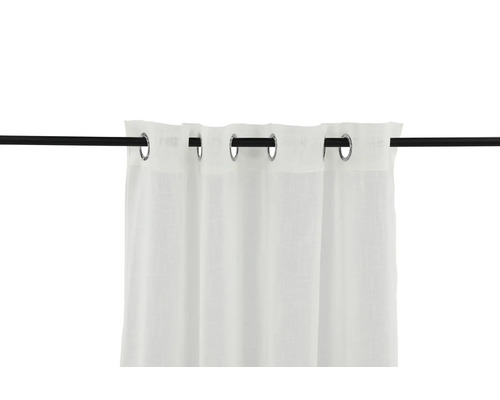 Vit gardin med öljetter på en gardinstång