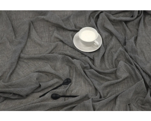 Grått tyg med kopp och skedar