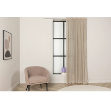 Ljust rum med fåtölj, gardin och fönster