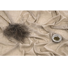 Dekorativt tyg med torkad blomma och skål