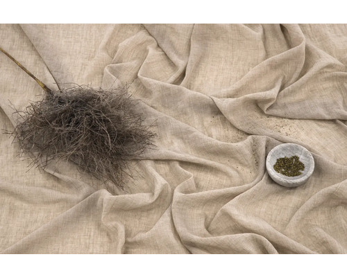 Dekorativt tyg med torkad blomma och skål