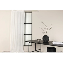 Ljust rum med fönster, gardin, bord och dekoration