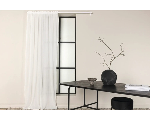 Ljust rum med fönster, gardin, bord och dekoration