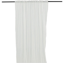 Vit gardin på en gardinstång