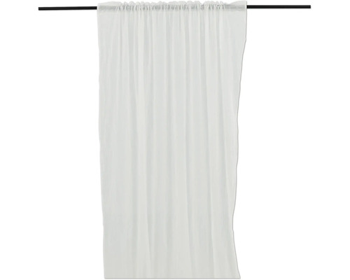 Vit gardin på en gardinstång