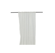 Vit gardin med hällor på gardinstång