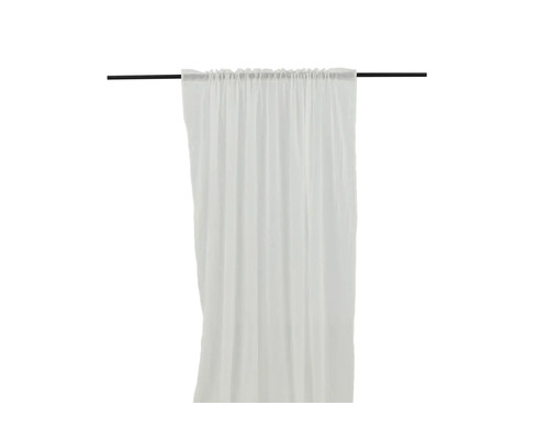 Vit gardin med hällor på gardinstång