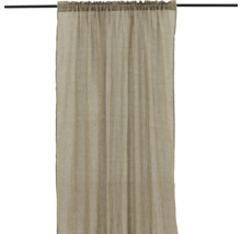 Beige gardin med rynkbandsupphängning på en gardinstång