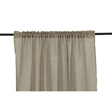 Gardin med rynkbandsupphängning på en gardinstång