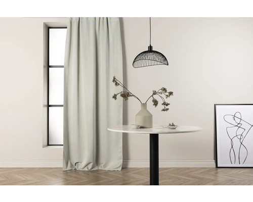 Ljust rum med gardin, matbord och taklampa