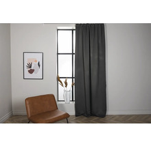 Interiör med fönster, gardin, fåtölj och inramad bild