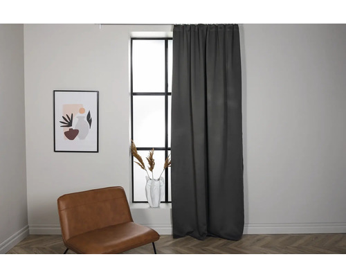 Interiör med fönster, gardin, fåtölj och inramad bild