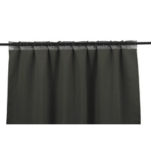 Gardin med upphängningsband på en stång