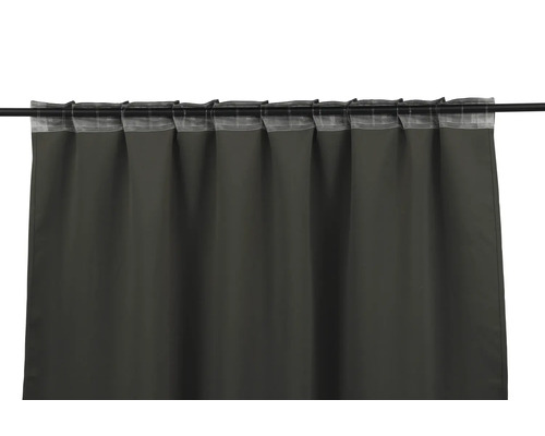 Gardin med upphängningsband på en stång