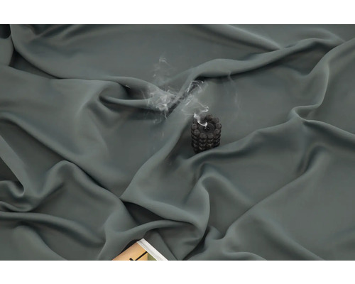 Dekorativt blockljus med rök på tyg