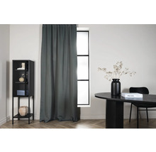 Vardagsrum med gardin, bord och vitrinskåp