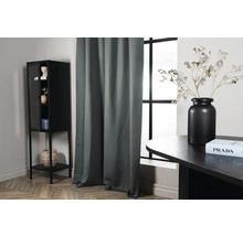 Scen med svart skåp, grå gardiner, runt bord och dekoration