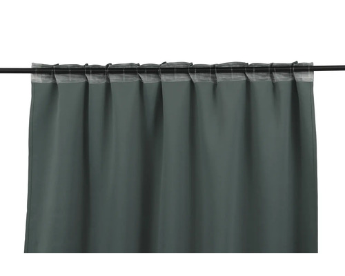 Grå panelgardin med rynkbandsupphängning på en gardinstång