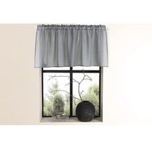 Gardin framför ett fönster med dekoration