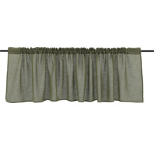 Gardin av tyg med rynkbandsupphängning på en gardinstång