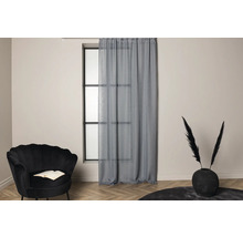 Inredningsscen med gardin, fåtölj och dekoration