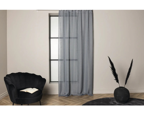 Inredningsscen med gardin, fåtölj och dekoration