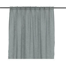 Grå gardin med rynkbandsupphängning på en gardinstång