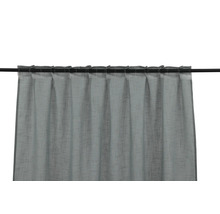 Gardin med öglor upphängd på gardinstång