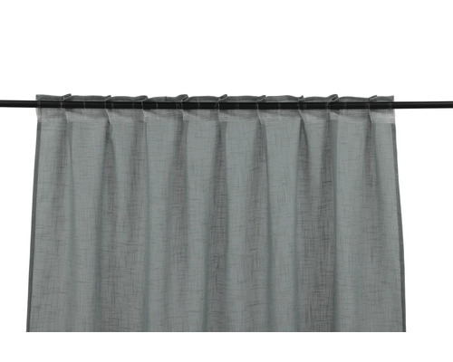 Gardin med öglor upphängd på gardinstång