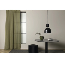 Interiör med bord, stol, hänglampa och gardin för en mysig atmosfär