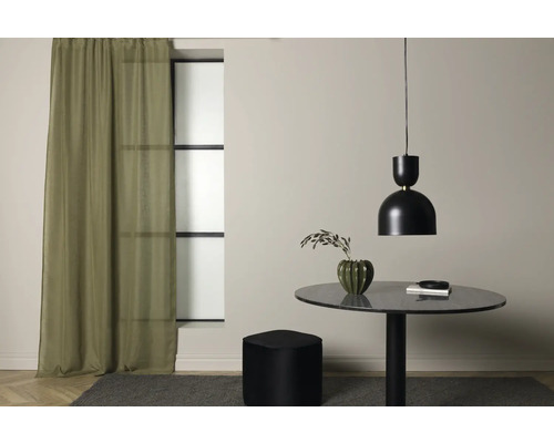 Interiör med bord, stol, hänglampa och gardin för en mysig atmosfär