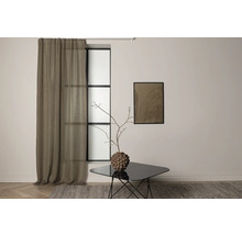 Vardagsrum med gardin, fönster, bord, vas och tavla