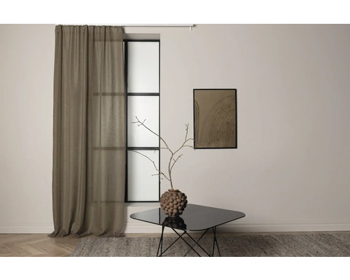 Vardagsrum med gardin, fönster, bord, vas och tavla