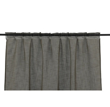 Gardin med veckbandsfunktion upphängd på en gardinstång