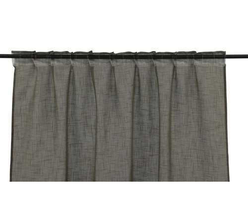 Gardin med veckbandsfunktion upphängd på en gardinstång