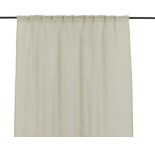 Gardin med öglor upphängd på gardinstång