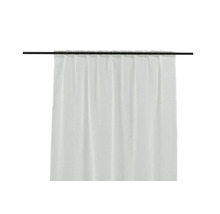 Vit gardin på en svart gardinstång