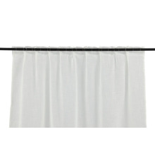 Vit gardin på en gardinstång