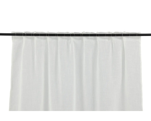 Vit gardin på en gardinstång