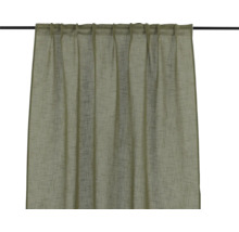 Gardin med rynkbandsupphängning på en stång